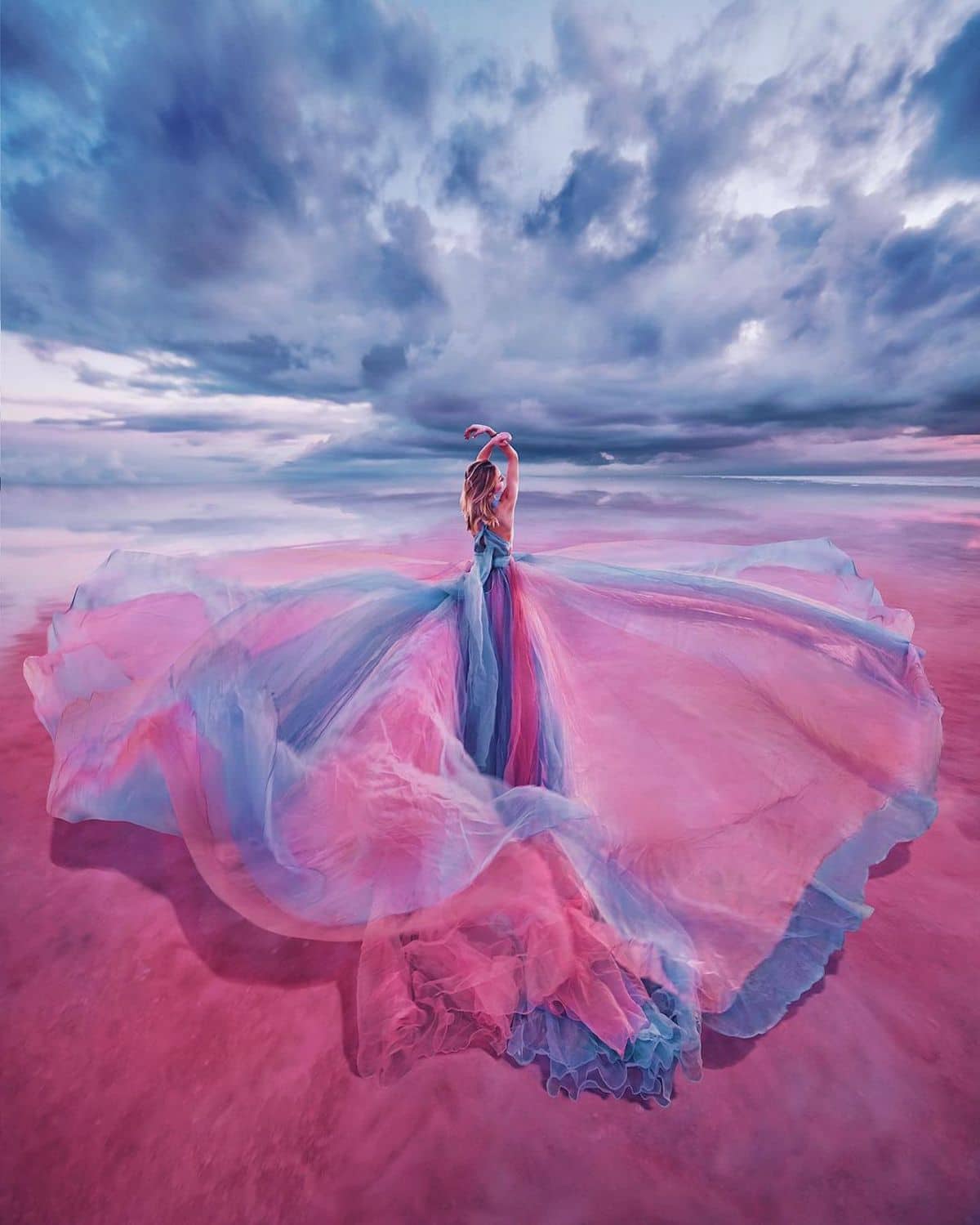 Las mejores fotos de 2021 - Foto de una mujer con un vestido rosa por Kristina Makeeva