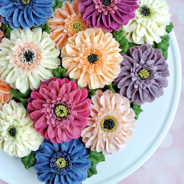 Gâteau à la crème au beurre aux fleurs