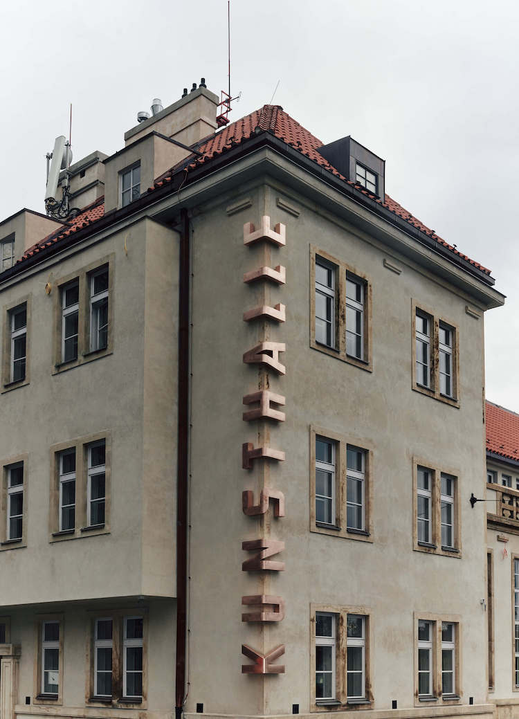 Typographie en bronze sur le musée Kunsthalle Praha