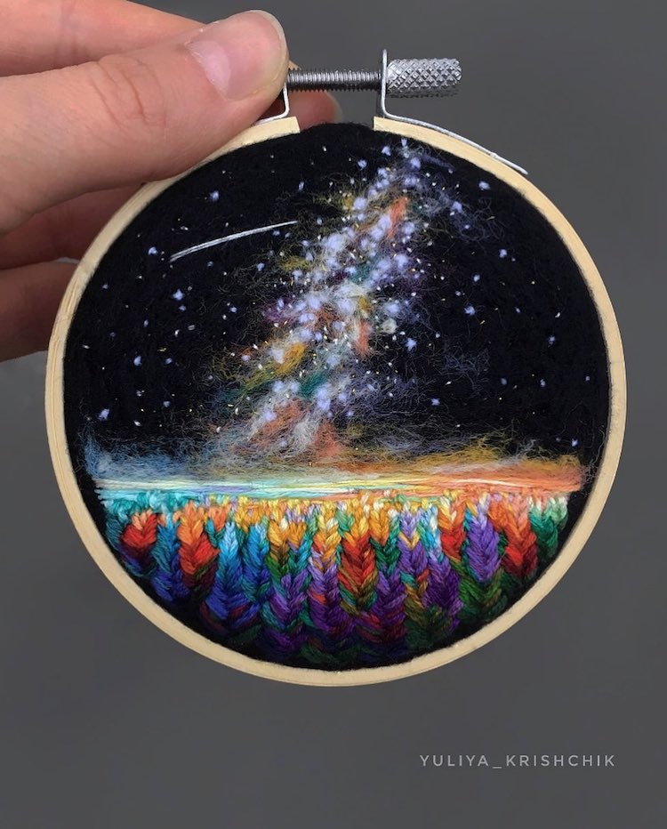 Broderie de l'espace et de fleurs par Yuliya Krishchik