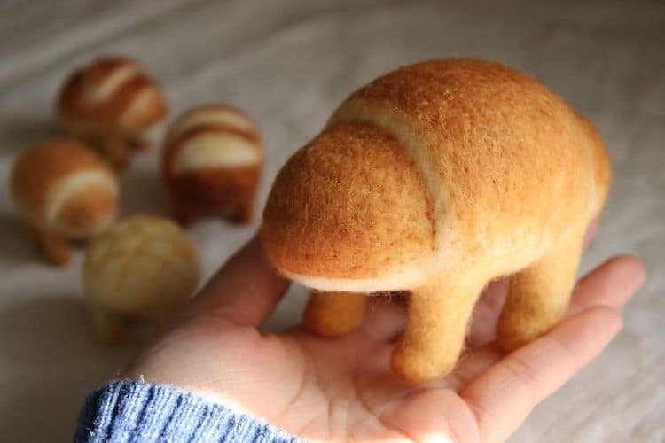 Atelier Hatena sukurtos mažos duonos veltinio skulptūros