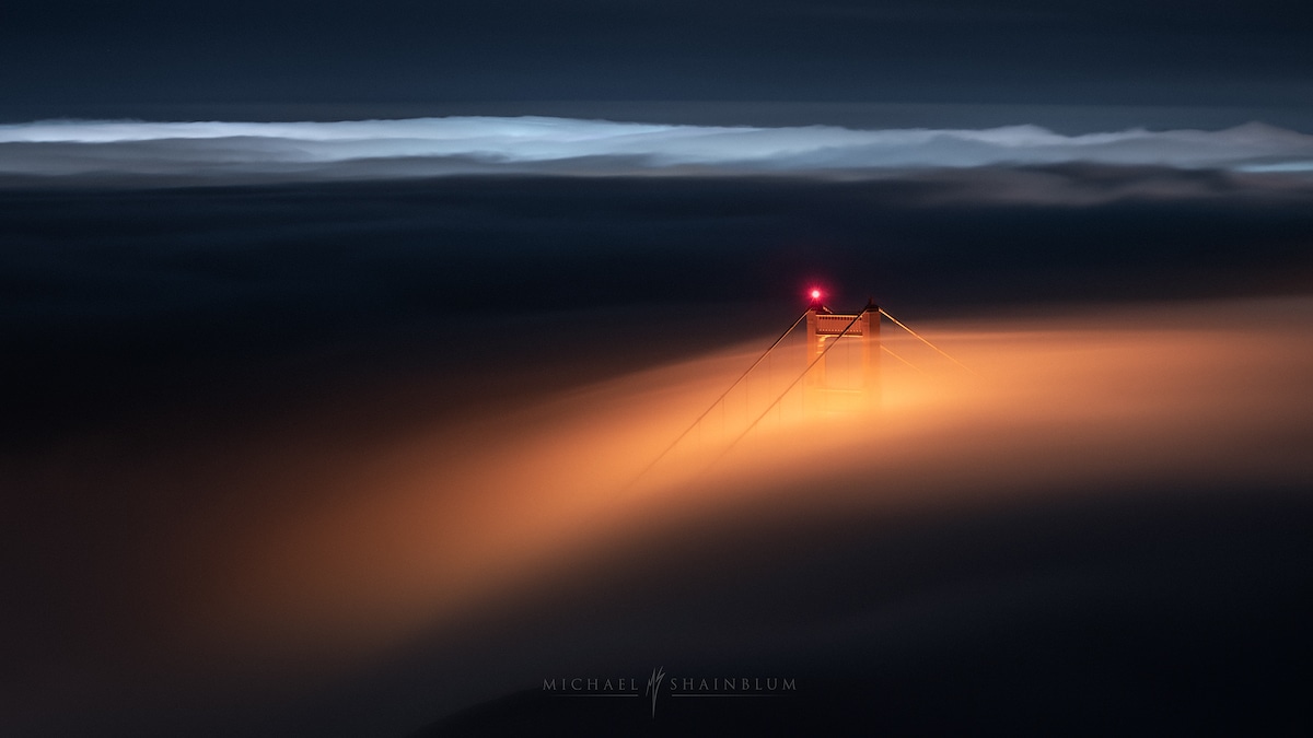 Foto del Golden Gate en la niebla por Michael Shainblum