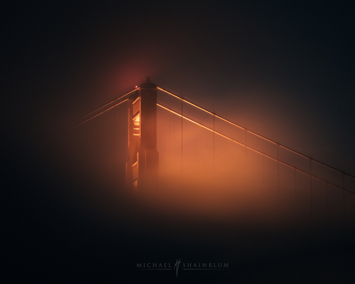 Foto del Golden Gate en la niebla por Michael Shainblum