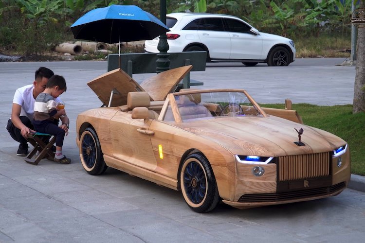 Vueltas y vueltas de nuevo bobina Papá dedicado construye un mini Rolls-Royce de madera para su hijo