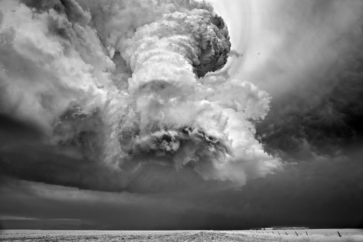 fotografía artística de tornado en blanco y negro por Mitch Dobrowner