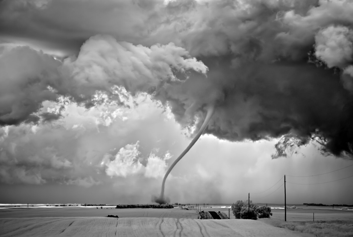 fotografía artística de tornado en blanco y negro por Mitch Dobrowner