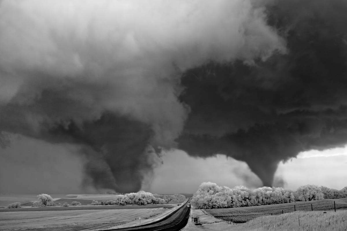 fotografía artística de tornado en blanco y negro por Mitch Dobrowner