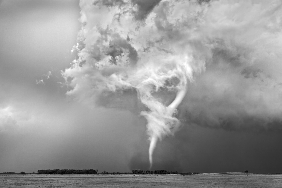fotografía artística de tornado en blanco y negro por Mitch Dobrowner