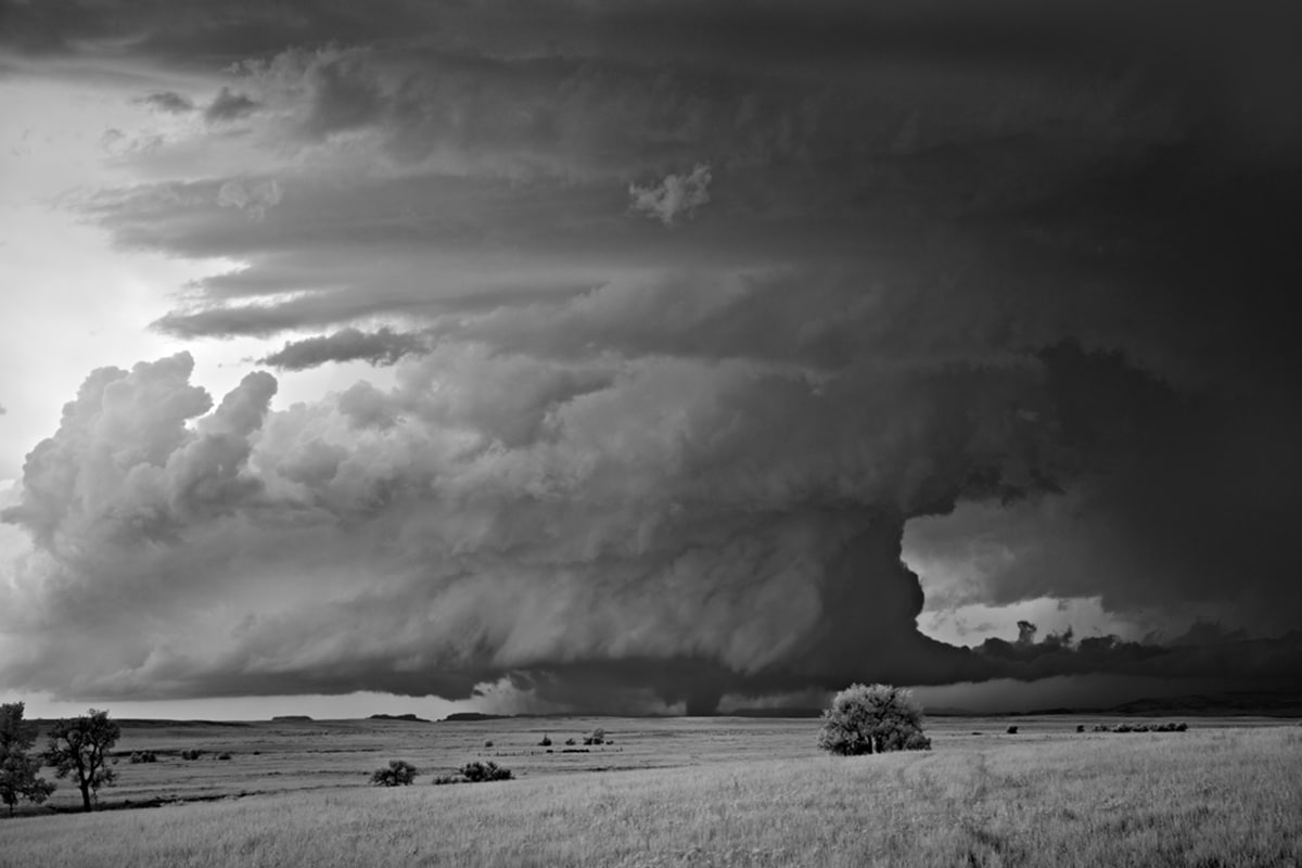 fotografía artística de tornado en blanco y negro por Mitch Dobrowner