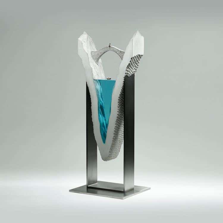Escultura minimalista de vidrio y hormigón de Ben Young