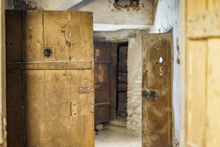 Puerta de una celda subterránea en Tiflis