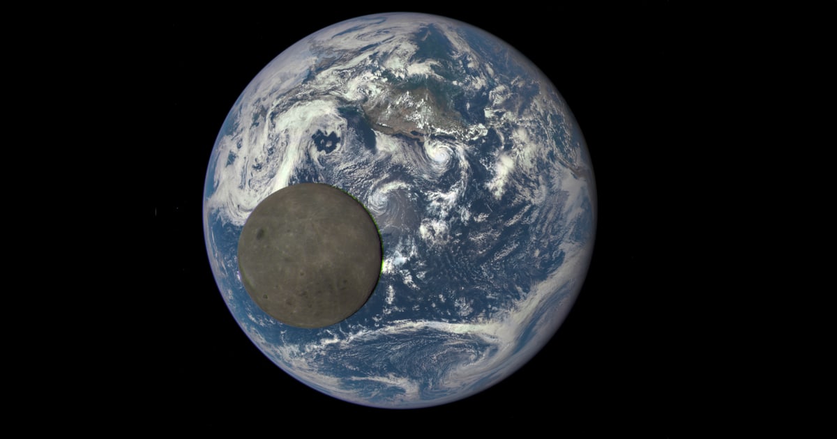 지구를 가로지르는 달의 에픽 GIF