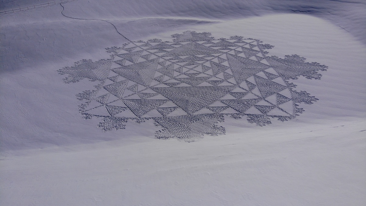 Land Snow Art by Simon Beck