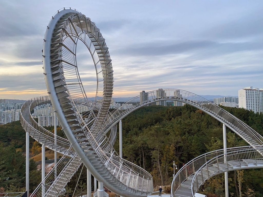 SpaceWalk Is a Winding Staircase That Looks Like a Rollercoaster