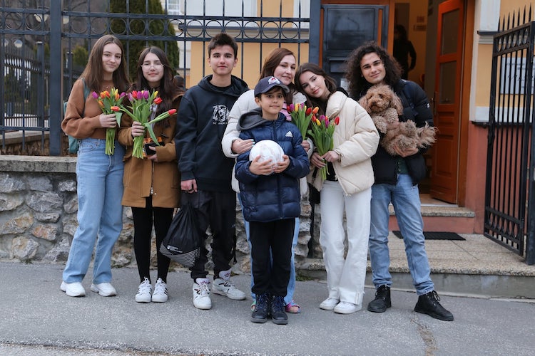 Mamá ucraniana se reune con familia