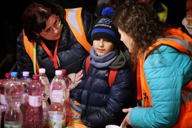 voluntarios ayudan a Hassan Al-Khalaf