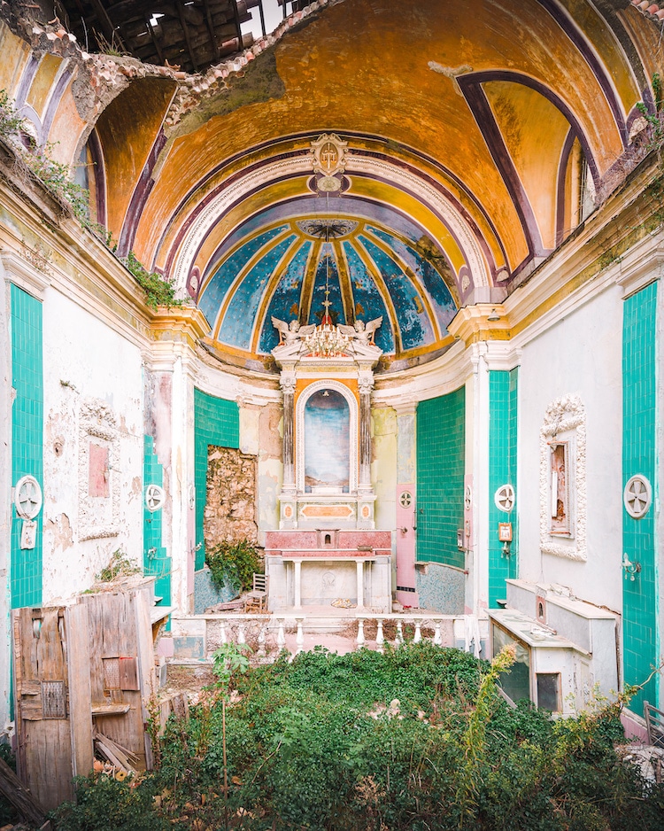 Iglesia abandonada vacía en Italia