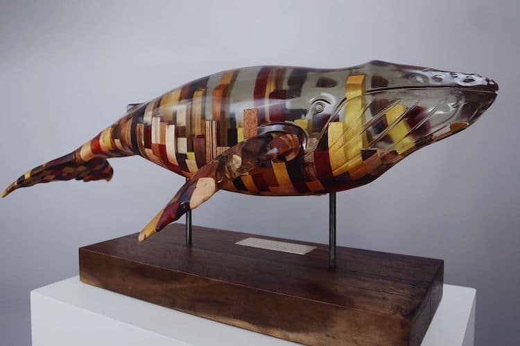 Escultura de una ballena de madera y resina