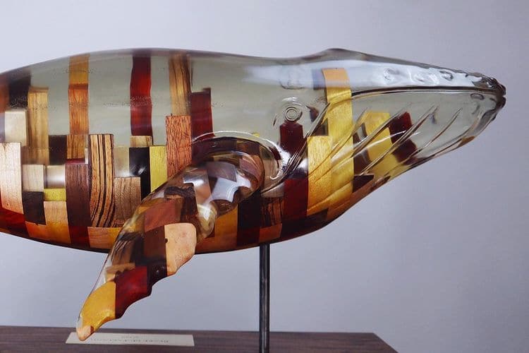 Escultura de una ballena de madera y resina