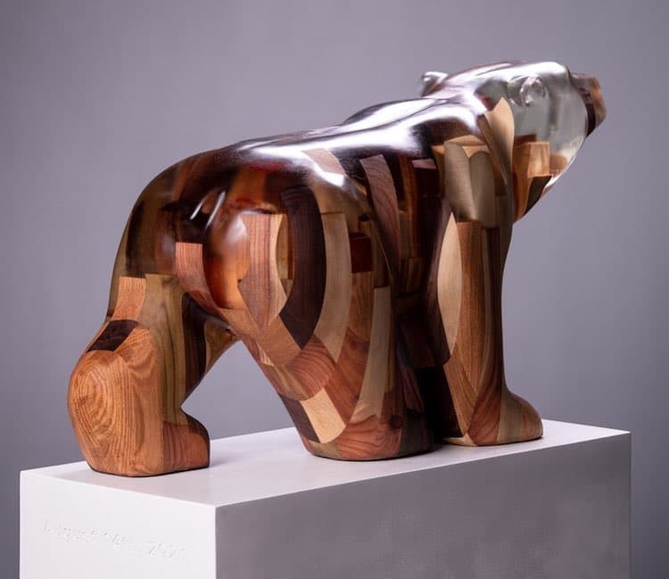 Escultura de un oso de madera y resina