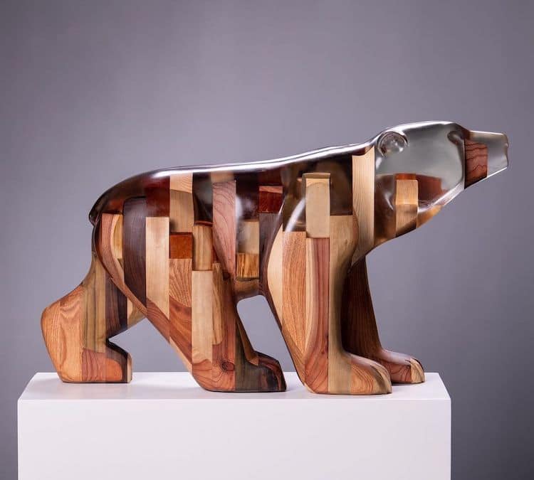 Escultura de un oso de madera y resina