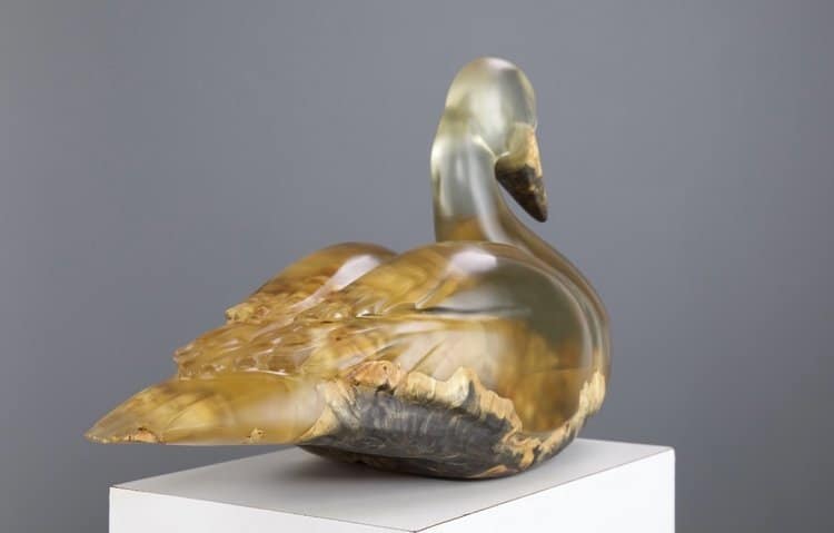 Escultura de animais em resina e madeira de cisne