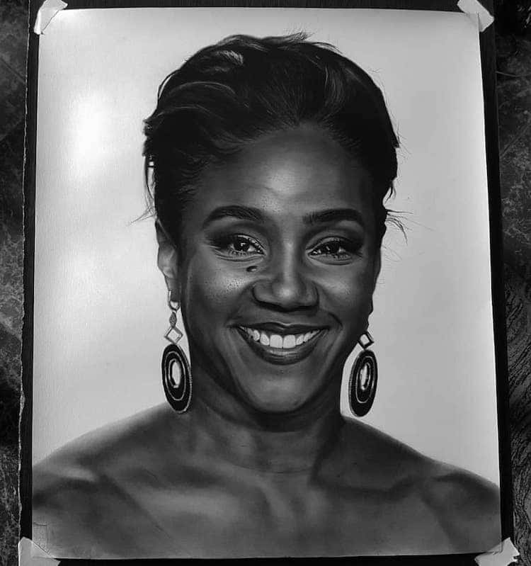 Retrato de Tiffany Haddish hecho al carboncillo por Eli Wuduba Yusuf
