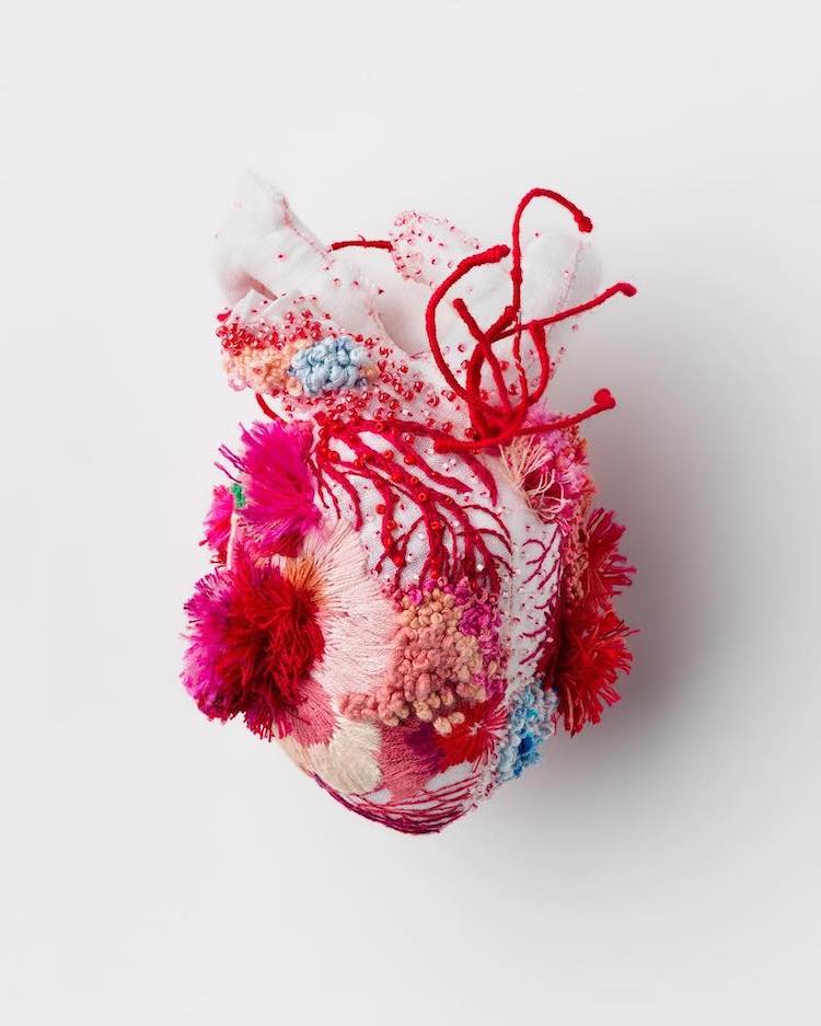 escultura textil de corazón por Ema Shin