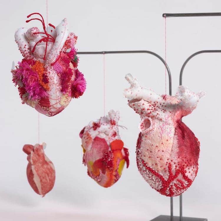 escultura textil de corazón por Ema Shin