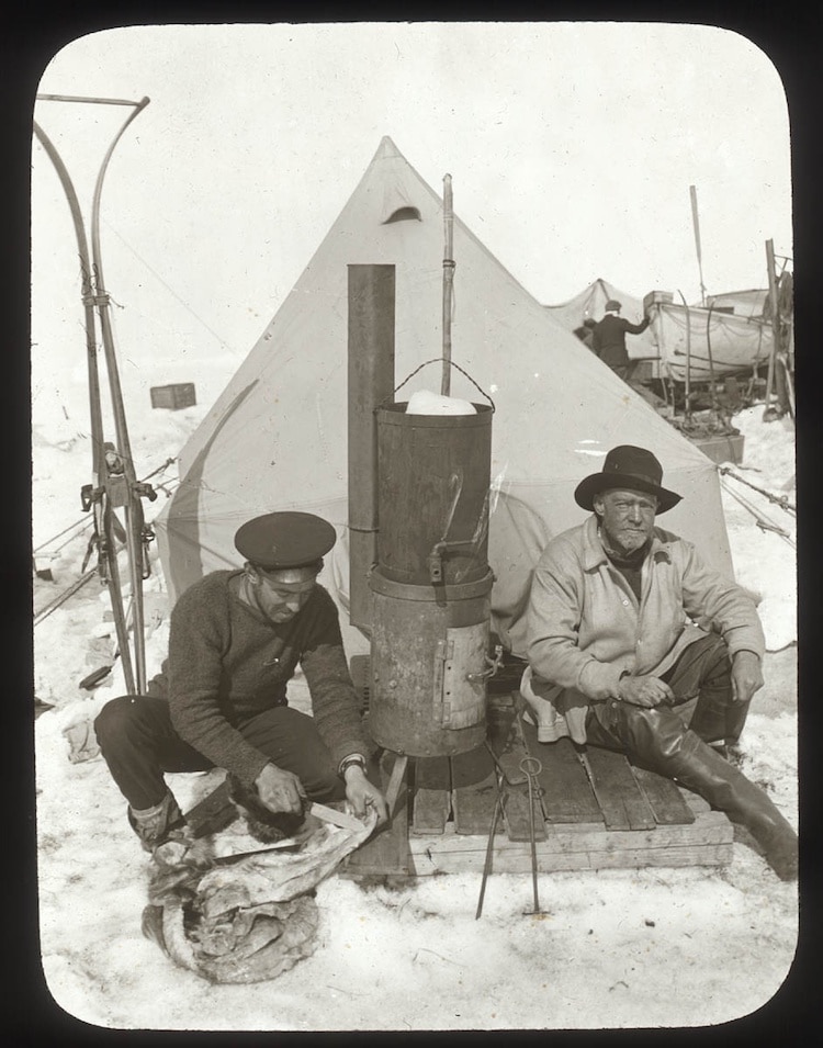 El fotógrafo de la expedición, Frank Hurley, y Shackleton acampando en el hielo