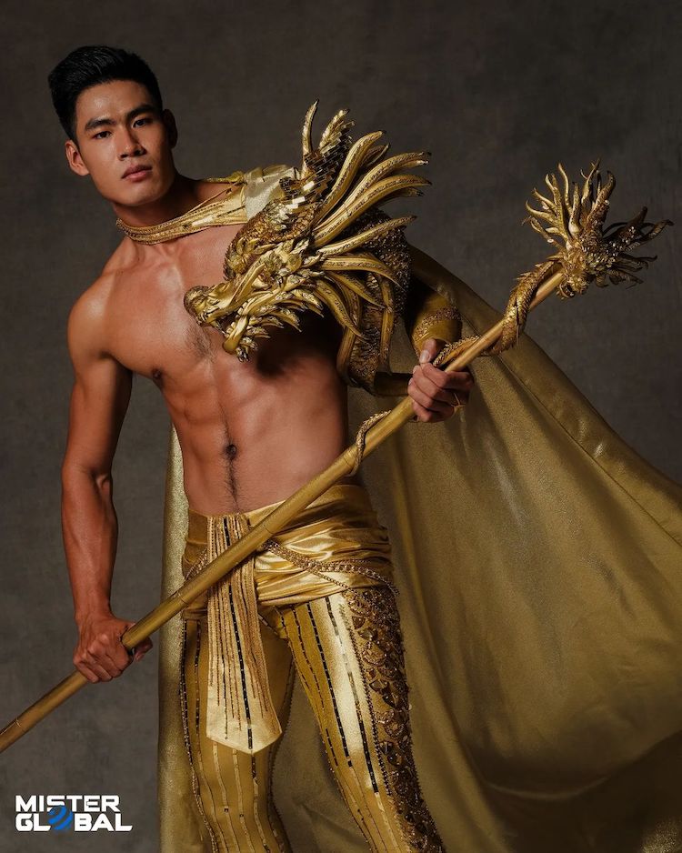 33 Men Represent Their Country's National Dress in Male Beauty Pageant