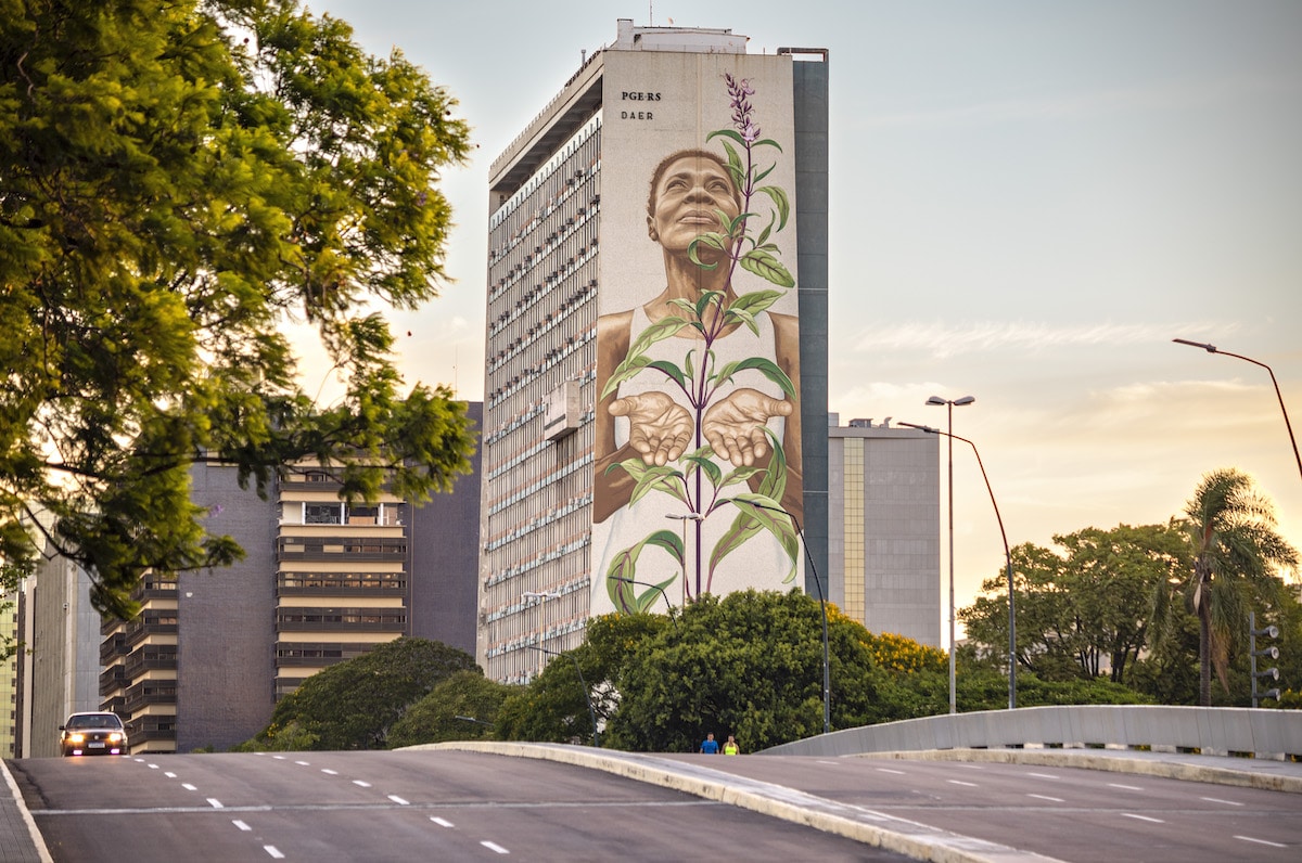 Mural de Mauro Neri y Mona Caron en Porto Alegre