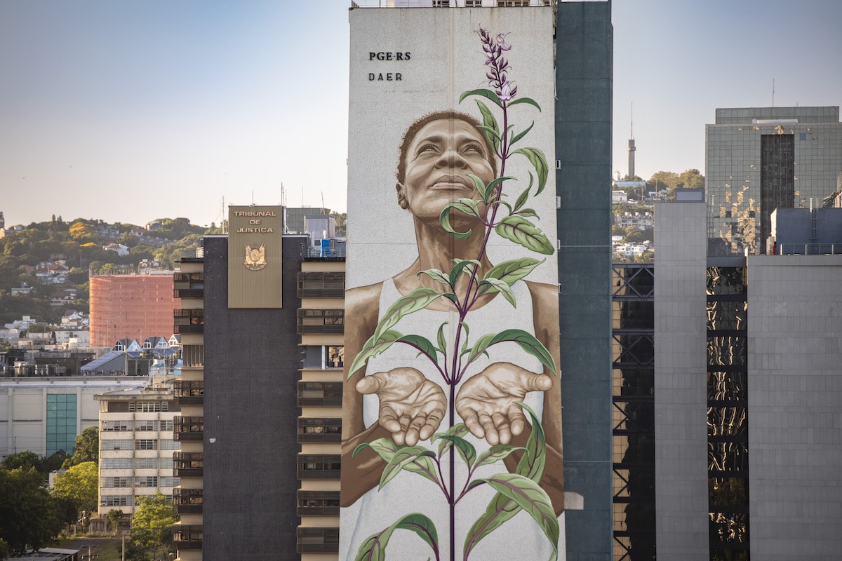 Mona Caron Mauro Neri Mural en Porto Alegre