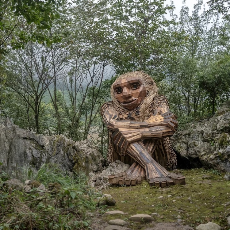 Escultura de madera en el bosque por Thomas Dambo