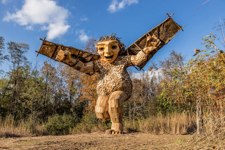 Escultura de troll por Thomas Dambo