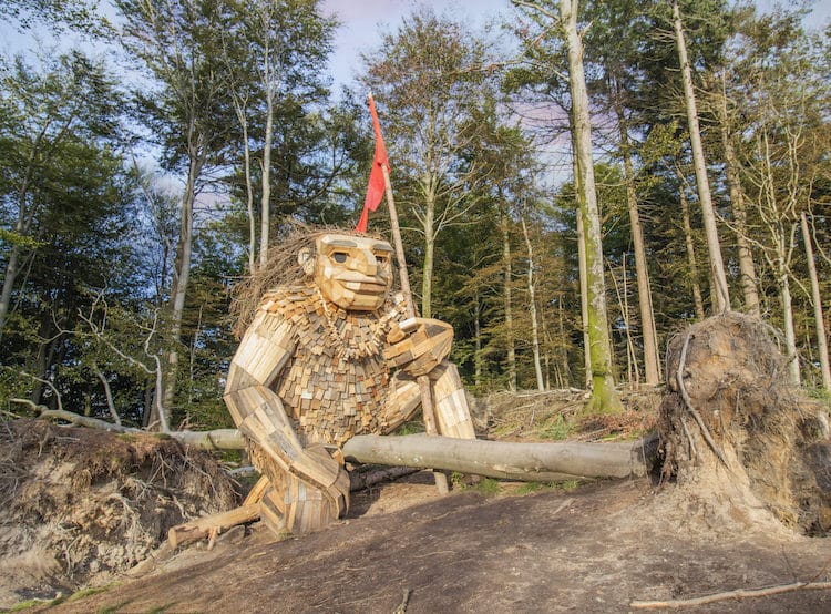 Troll gigante de madera por Thomas Dambo
