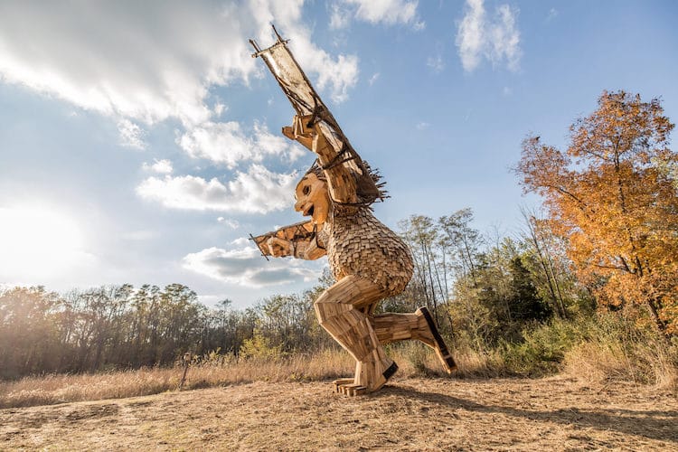 Escultura de troll por Thomas Dambo