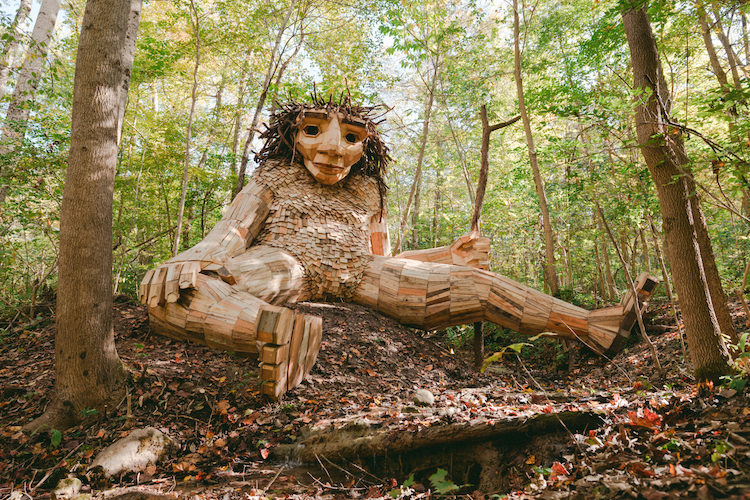 Escultura de troll gigante por Thomas Dambo