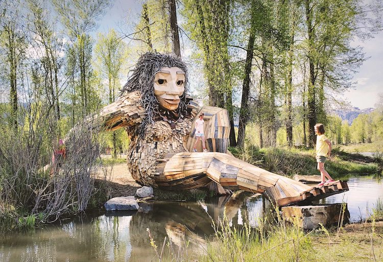 Escultura de troll por Thomas Dambo