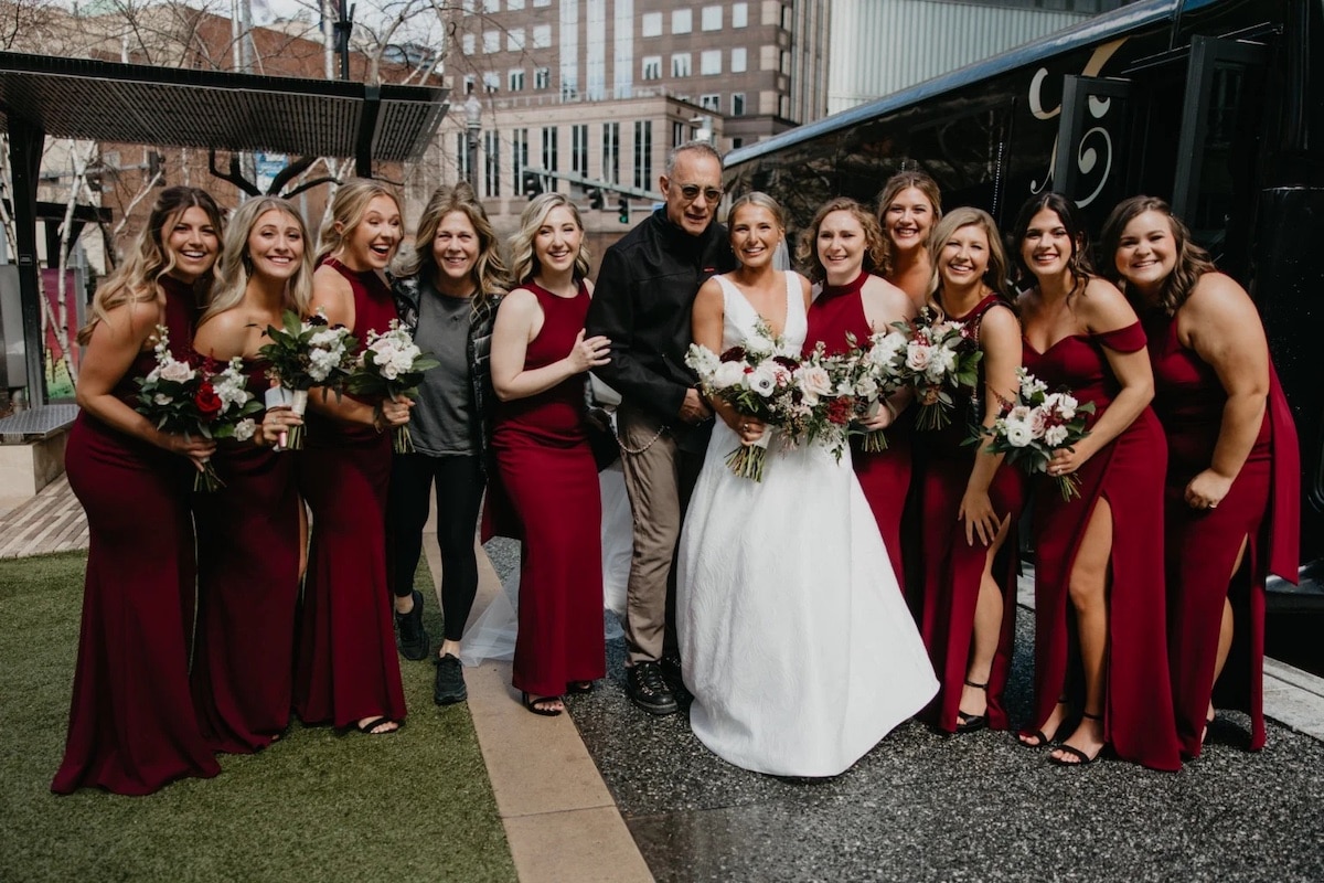 Tom Hanks se toma una foto con una novia y sus damas en el día de su boda