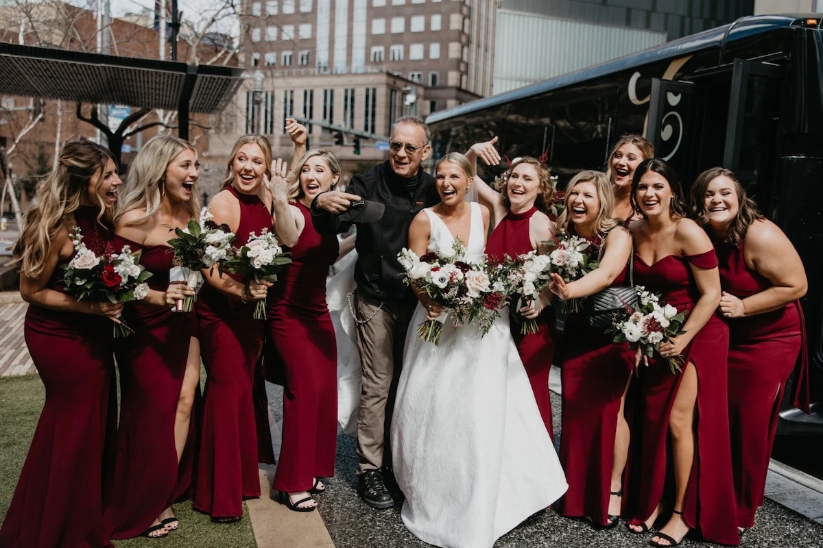 Tom Hanks se toma una foto con una novia y sus damas en el día de su boda