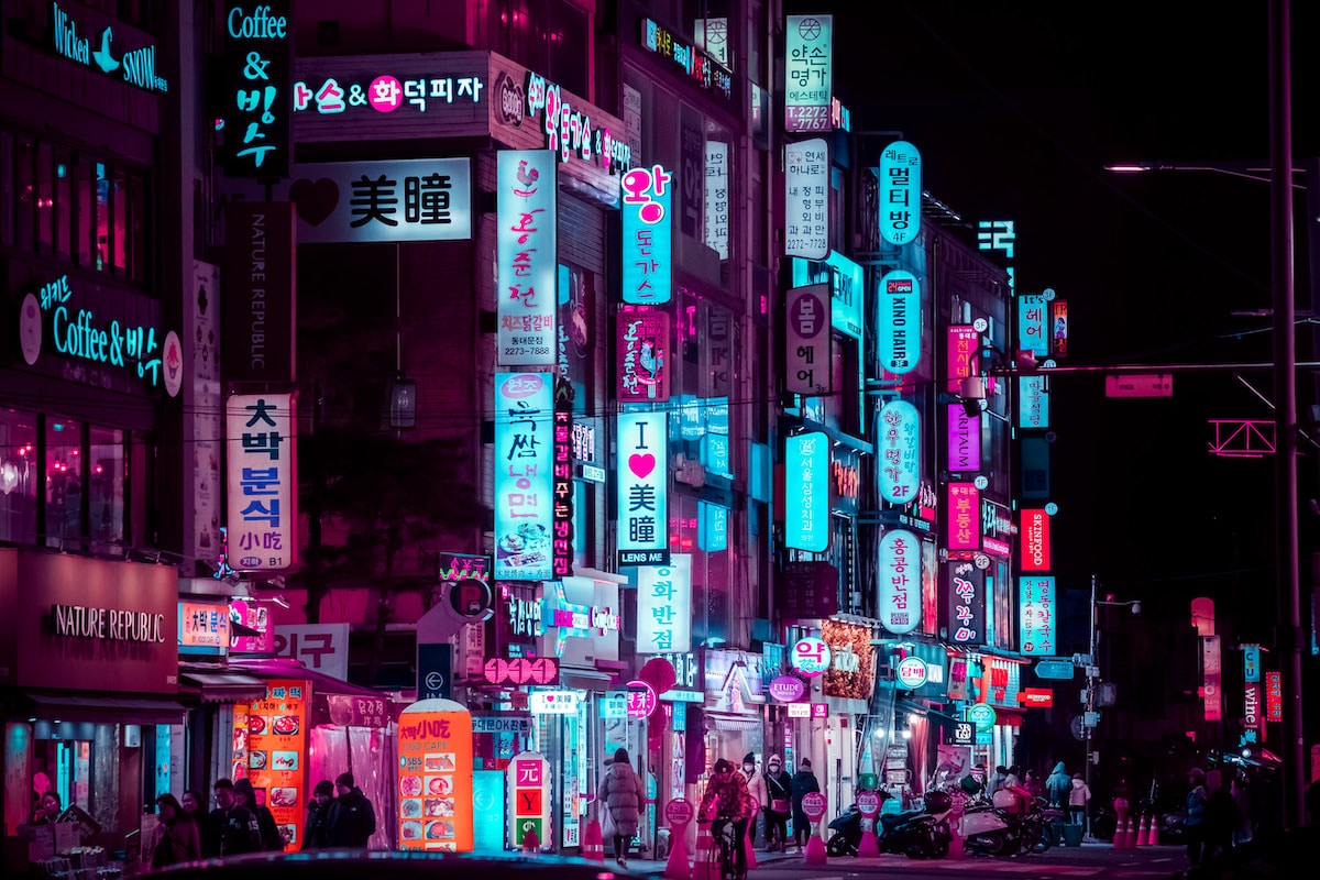 韓国ソウルの灯りやネオン輝く夜の街の風景 Xavier Portela Jiuni Q