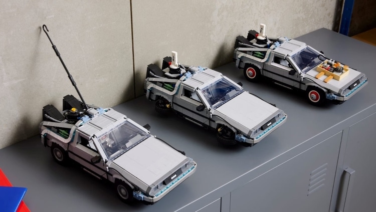 Les trois versions de LEGO DeLorean