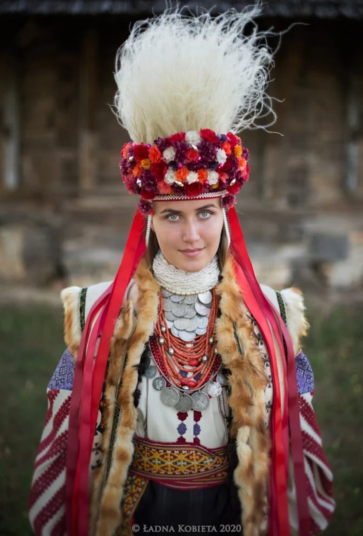 Photographer Captures Ukraine Heritage Photos of Traditional Outfits