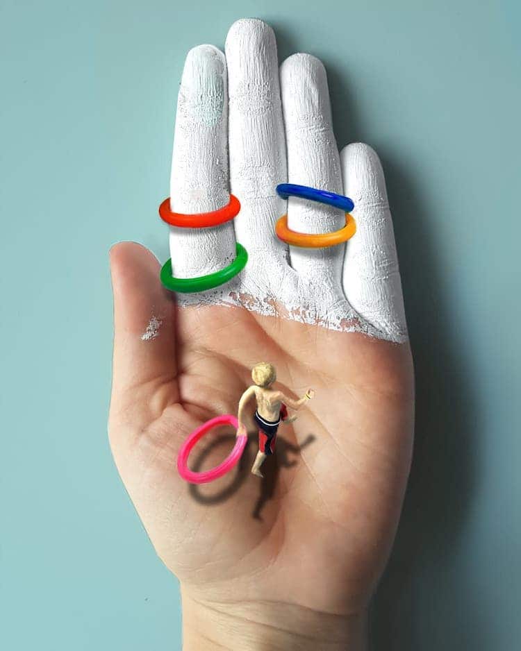 Paintings of Tiny Figures on Hands by Golsa Golchini