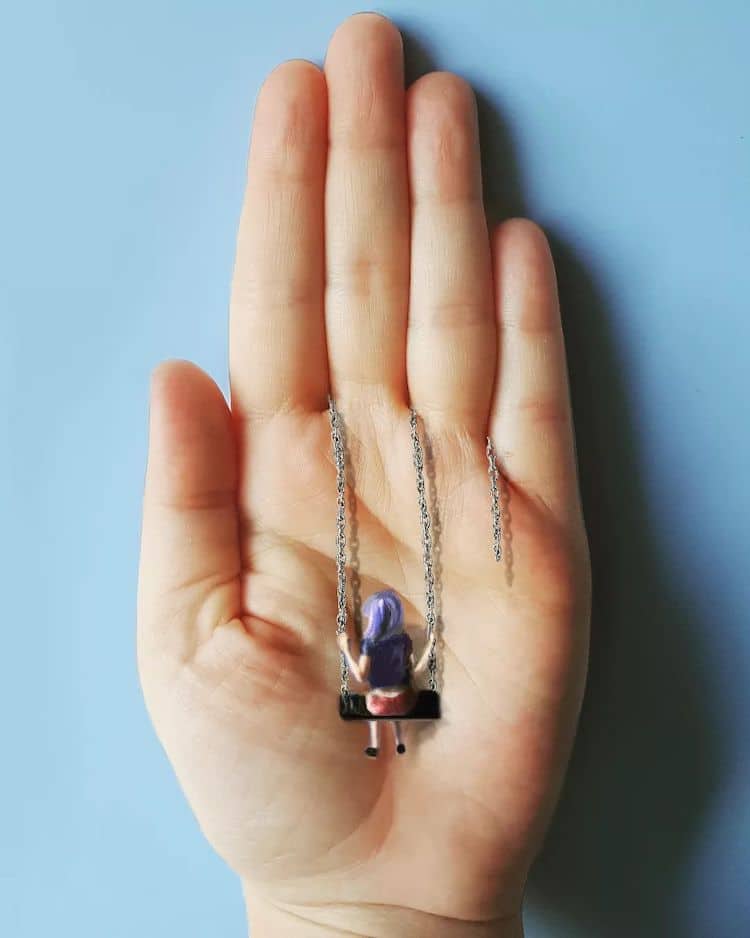 Peintures de minuscules figures sur les mains par Golsa Golchini