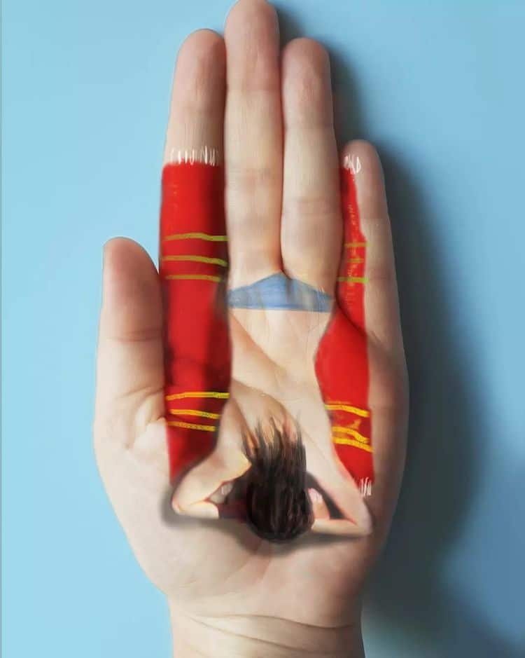 Paintings of Tiny Figures on Hands by Golsa Golchini