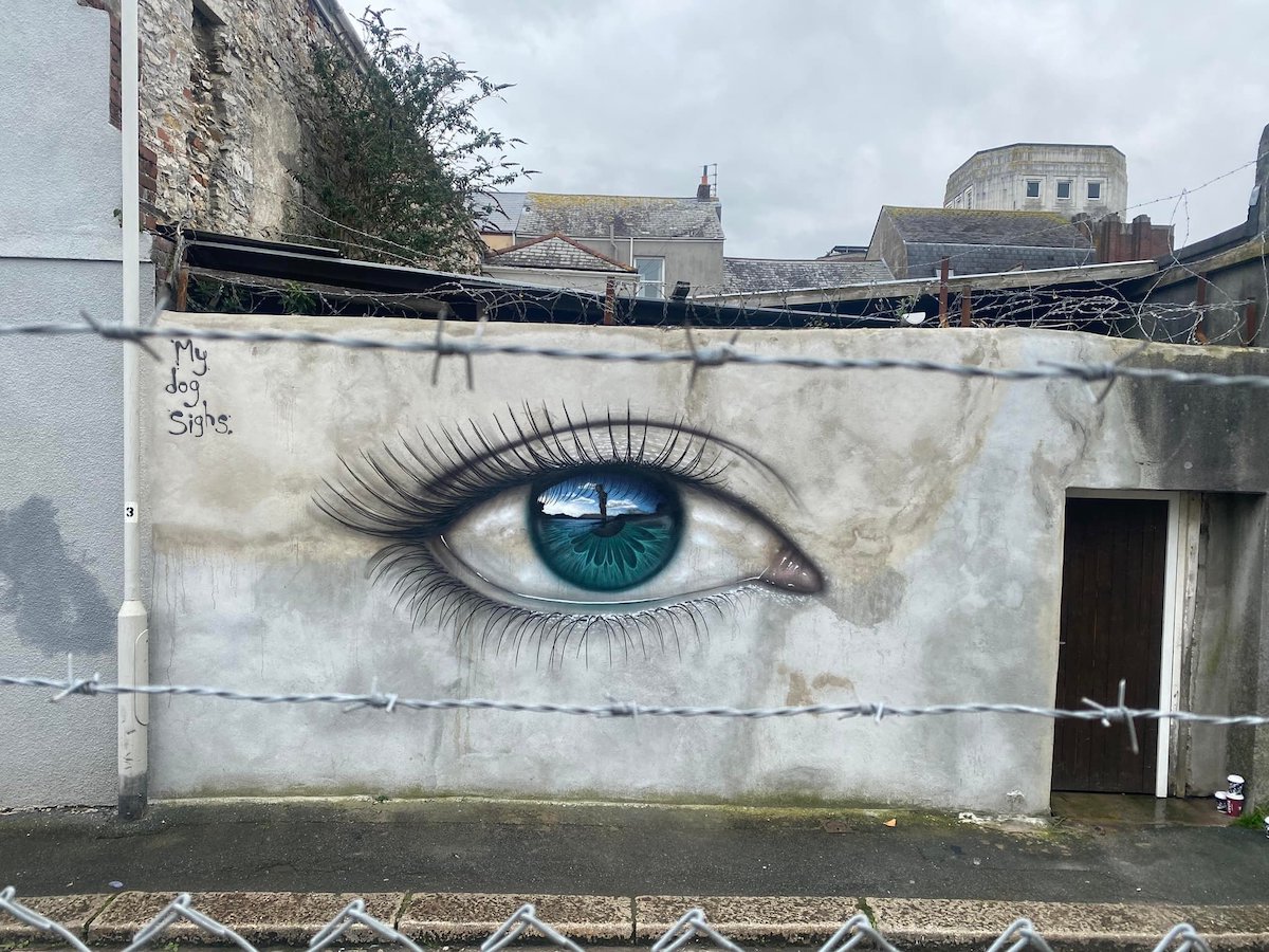 町を見守るように見つめる大きな瞳の壁画 / My Dog Sighs - Jiuni Q