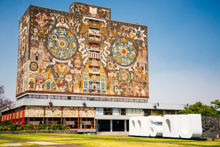 Biblioteca Central de Ciudad Universitaria en Ciudad de México con mural de Juan O'Gorman