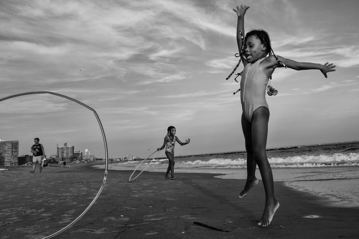 Niños saltando en la playa